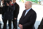 Президент Беларуси Александр Лукашенко во время посещения совхоза "Исток"
