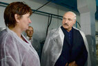 Александр Лукашенко во время посещения ОАО "Хатьковцы"