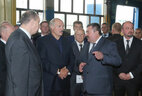 Александр Лукашенко во время посещения Волковысского завода кровельных и строительно-отделочных машин
