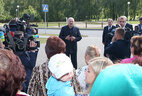 Александр Лукашенко во время встречи с жителями Малориты