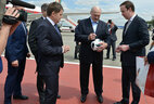 Президент Беларуси Александр Лукашенко оставил автограф на футбольном мяче и надпись с пожеланием - "Удачи братьям россиянам!"