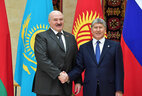 Президент Беларуси Александр Лукашенко и Президент Кыргызстана Алмазбек Атамбаев перед началом саммита