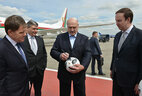Президент Беларуси Александр Лукашенко оставил автограф на футбольном мяче и надпись с пожеланием - "Удачи братьям россиянам!"