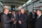 Александр Лукашенко во время посещения ОАО "Малоритская райагропромтехника"