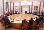 Переговоры с Президентом Узбекистана Шавкатом Мирзиёевым в расширенном составе