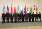 Президент Беларуси Александр Лукашенко среди участников заседания Совета глав государств СНГ