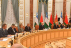 Во время переговоров с Президентом Узбекистана Шавкатом Мирзиёевым в расширенном составе