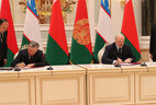 Президент Беларуси Александр Лукашенко и Президент Узбекистана Шавкат Мирзиёев во время церемонии подписания совместного заявления