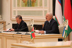 Президент Беларуси Александр Лукашенко и Президент Узбекистана Шавкат Мирзиёев во время общения с представителями СМИ по итогам переговоров