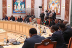 Во время переговоров с Президентом Зимбабве Эммерсоном Мнангагвой в расширенном составе