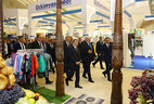 Президент Беларуси Александр Лукашенко и Президент Узбекистана Шавкат Мирзиёев во время посещения выставки национальной продукции "Сделано в Узбекистане"