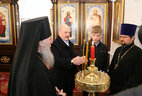 Аляксандр Лукашэнка запальвае свечку