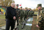 Александр Лукашенко во время посещения 120-й отдельной механизированной бригады