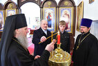 Аляксандр Лукашэнка запальвае свечку