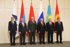 Президент Беларуси Александр Лукашенко среди участников заседания Высшего Евразийского экономического совета