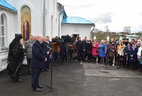 Александр Лукашенко после посещения храма пообщался с местными жителями