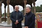Президент Беларуси Александр Лукашенко и Президент Узбекистана Шавкат Мирзиёев во время неформальной встречи