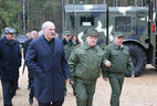 Аляксандр Лукашэнка знаёміцца з ваеннай тэхнікай