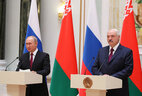Президент России Владимир Путин и Президент Беларуси Александр Лукашенко во время встречи с представителями СМИ