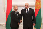 Президент Беларуси Александр Лукашенко и Чрезвычайный и Полномочный Посол Туниса в Беларуси Мохаммед Али Шихи