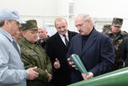 Аляксандр Лукашэнка ў час наведвання завода дакладнай электрамеханікі