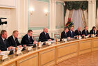 Александр Лукашенко во время переговоров с Президентом Казахстана Касым-Жомартом Токаевым в расширенном формате