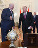 Александр Лукашенко и Владимир Путин по завершении заседания Высшего государственного совета Союзного государства обменялись подарками