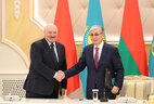 Александр Лукашенко и Касым-Жомарт Токаев во время церемонии подписания документов