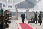 Александр Лукашенко по ковровой дорожке, вдоль которой выстроены военнослужащие роты почетного караула, прошел к центральному входу Дворца Независимости. Здесь в зале торжественных церемоний состоялась инаугурация вновь избранного Президента