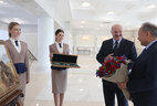 Юбіляру Аляксандр Лукашэнка таксама падарыў корцік і букет беларускіх кветак