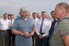 Александр Лукашенко во время посещения ОАО "Гастелловское"