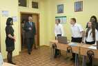 Аляксандр Лукашэнка ў час наведвання школы-інтэрната