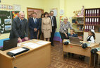 Александр Лукашенко во время посещения школы-интерната