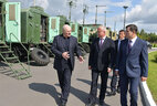 Аляксандр Лукашэнка ў час наведвання аднаго з аб'ектаў урадавай сувязі КДБ