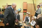 Александр Лукашенко во время посещения школы-интерната