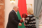 Александр Лукашенко вручает аттестат профессора Татьяне Дасаевой (кафедра зарубежной журналистики и литературы)