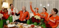 Александр Лукашенко вместе с другими белорусскими болельщиками поздравил биатлонистку Дарью Домрачеву с победой, 11 февраля 2013 г.