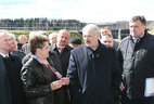 Александр Лукашенко во время посещения МТФ "Задомля"