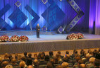 Александр Лукашенко во время праздничного концерта "Вместе в новый день" во Дворце Республики