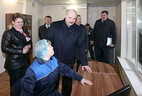 Александр Лукашенко во время посещения МТФ "Задомля"