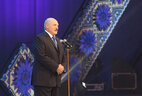 Александр Лукашенко во время праздничного концерта "Вместе в новый день" во Дворце Республики