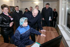 Аляксандр Лукашэнка ў час наведвання МТФ "Задомля"