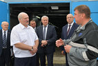 Александр Лукашенко во время посещения форелевого хозяйства "Лохва"