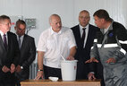 Александр Лукашенко во время посещения форелевого хозяйства "Лохва"