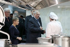 Александр Лукашенко во время посещения пансионата в РНПЦ онкологии и медицинской радиологии