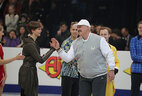 Президент Беларуси Александр Лукашенко приветствует участников гала-представления