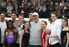 Президент Беларуси Александр Лукашенко и участники гала-представления
