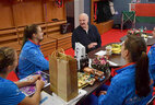Александр Лукашенко с белорусскими теннисистками перед началом финального матча Кубка Федерации между сборными Беларуси и США