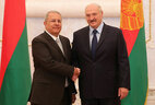Президент Беларуси Александр Лукашенко и Чрезвычайный и Полномочный Посол Республики Кипр в Беларуси Леонидис Маркидис