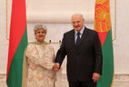Президент Беларуси Александр Лукашенко и Чрезвычайный и Полномочный Посол Пакистана в Беларуси Лина Салим Моаззам